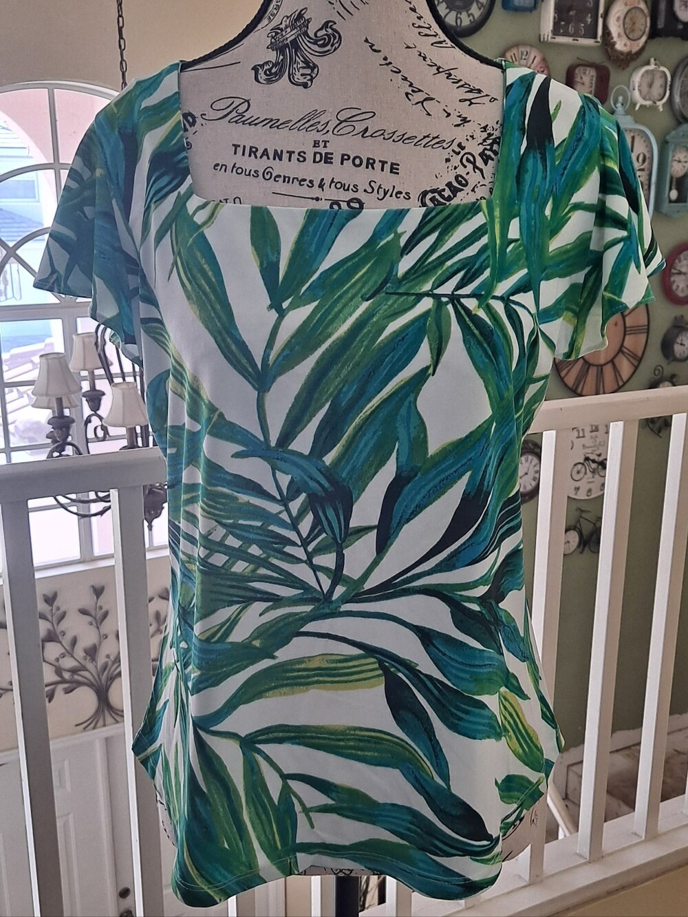 New York & Company White Scoop Neck Top with Green Leaf Print